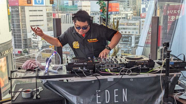 Jea behind the decks, Shinjuku landscape in the background